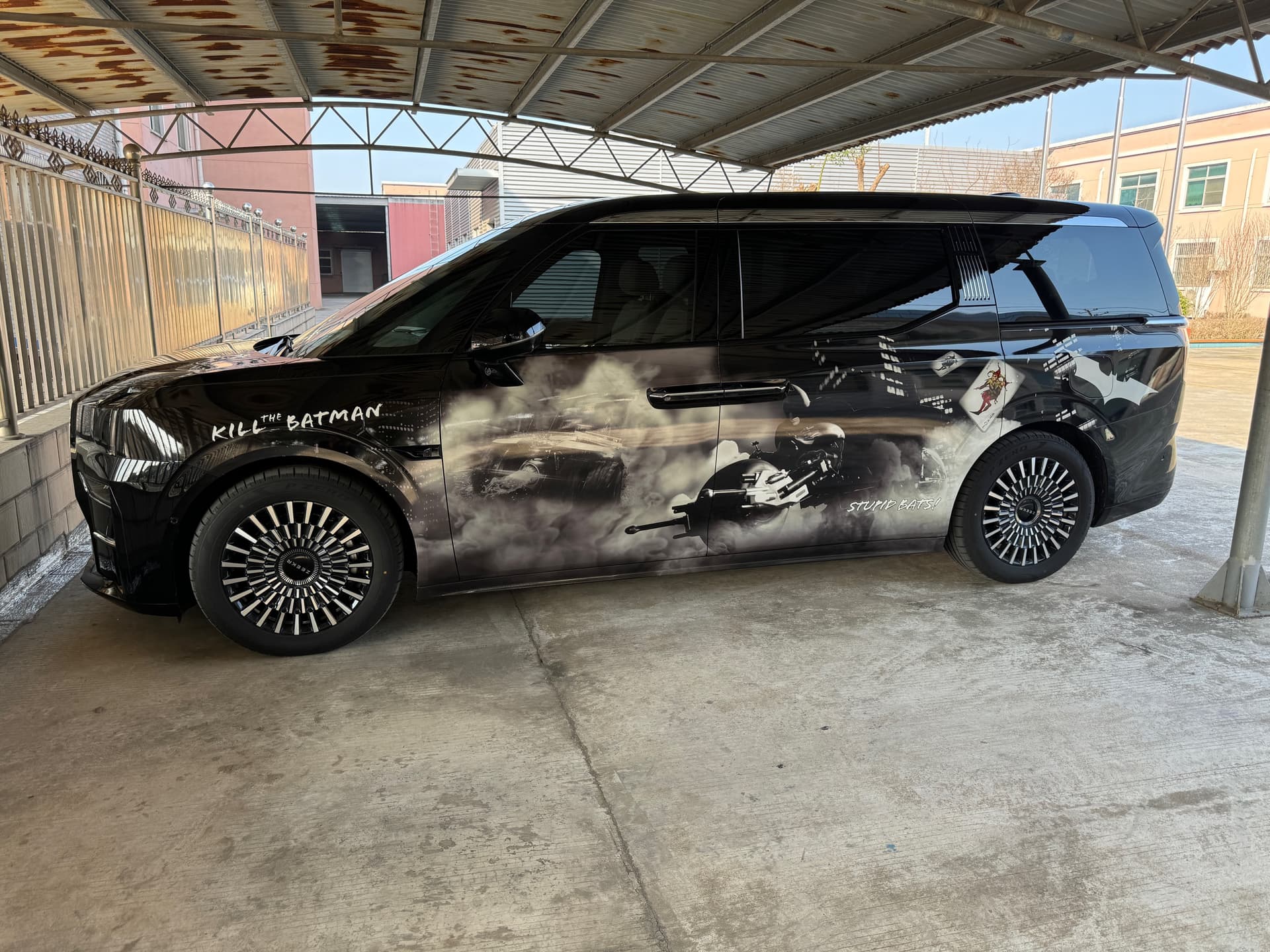 Dodge Challenger mit Anime-Look: Folierung, die Köpfe verdreht