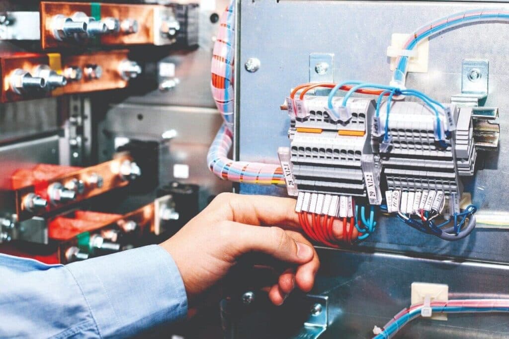 Welche Geräte und Methoden werden bei der Prüfung elektrischer Anlagen verwendet?