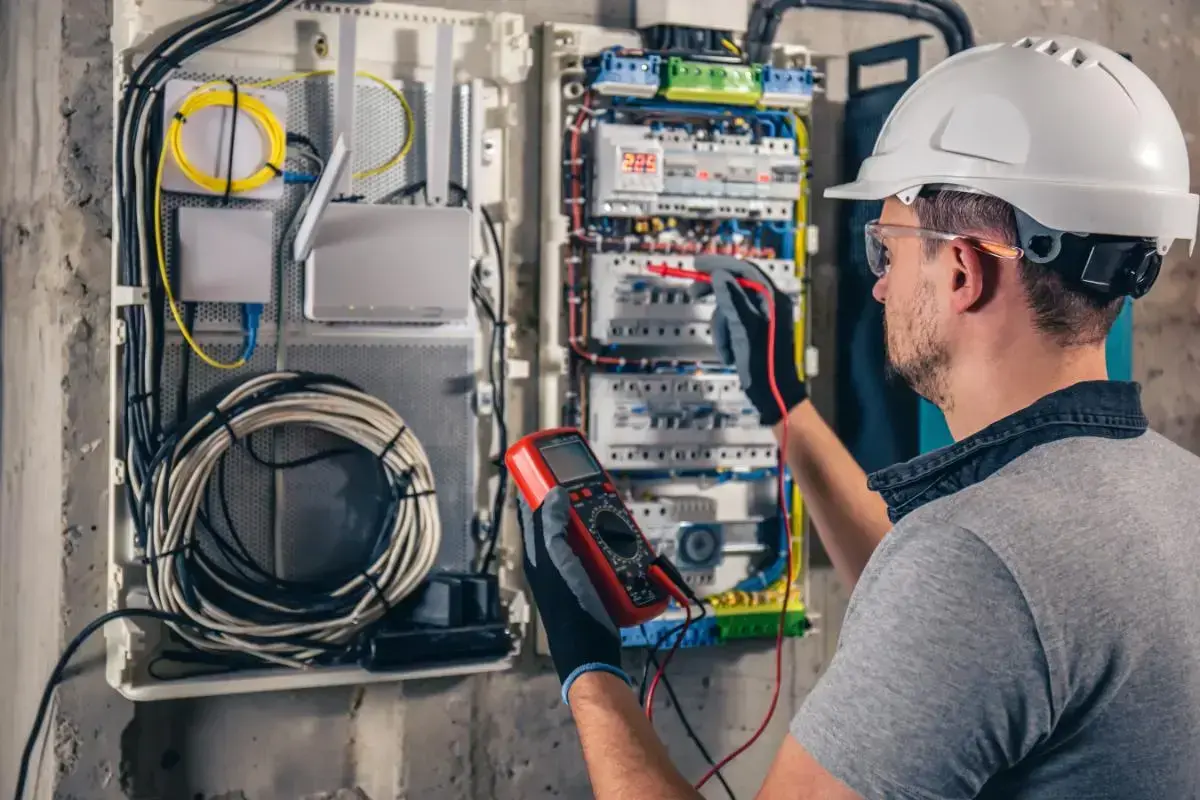 Welche Geräte und Methoden werden bei der Prüfung elektrischer Anlagen verwendet?
